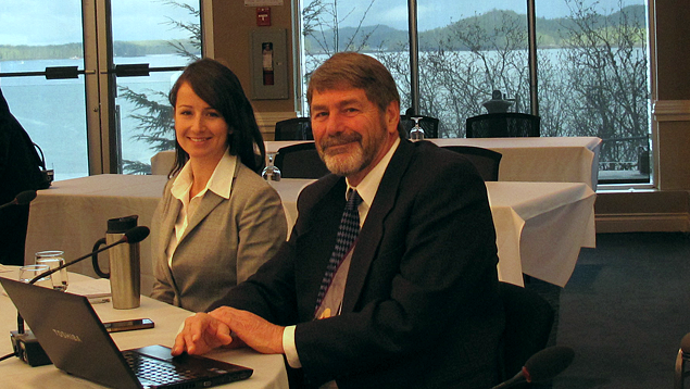 Katie Terhune de Living Oceans et Brian Falconer de Raincoast Conservation Society ont tous deux testifié au processus d’audience de la commission d’examen conjoint à Prince Rupert. Living Oceans at the Joint Review Panel